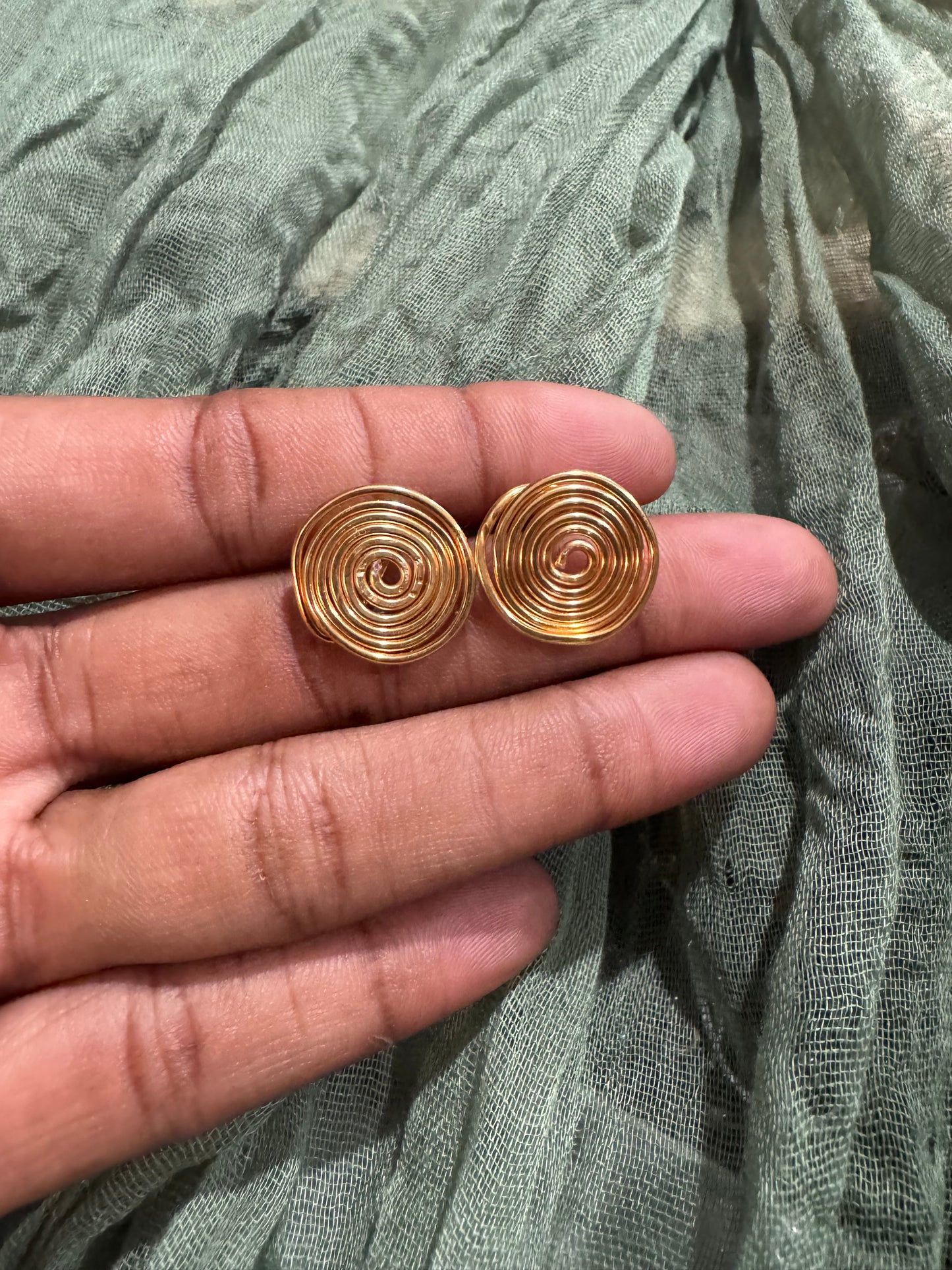 Hammered swirl earrings🍥