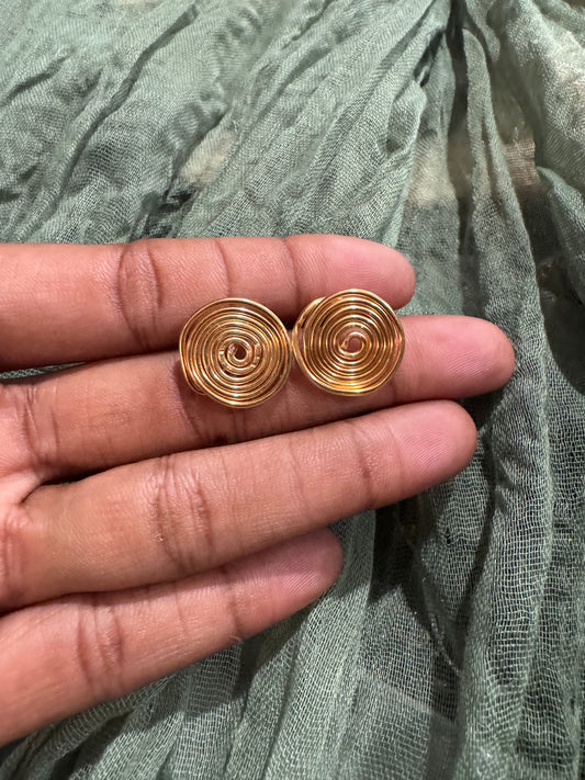 Hammered swirl earrings🍥